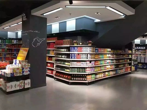 How can supermarkets efficiently display goods around 